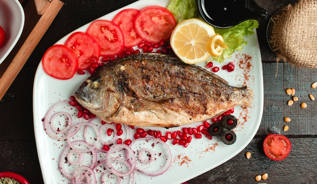 Balık (Levrek 840 TL, Somon 960 TL) 